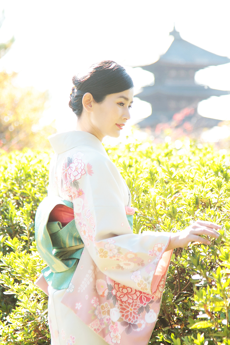 八坂を背景に着物姿を